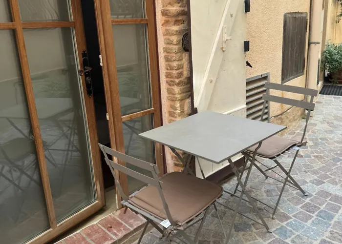 Vieil Rue Du Bateau Antibes